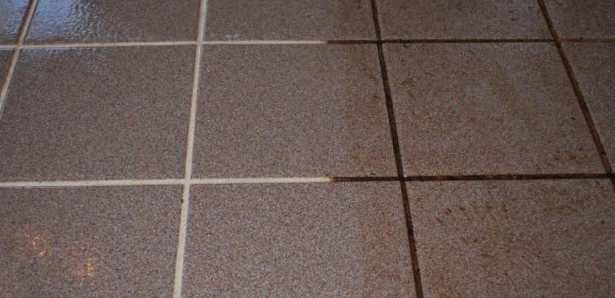 Como limpar a argamassa para azulejos com um limpador alcalino