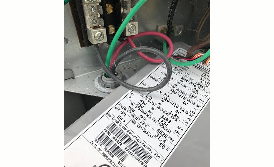 O fio terra do circuito deve ser conectado à tomada e