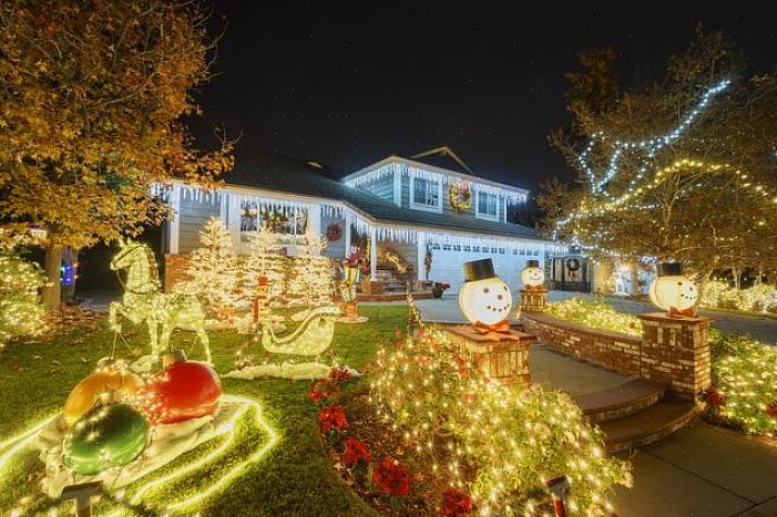 Outra sobrecarga potencial vem de plugar luzes de Natal em luminárias