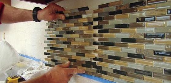 A primeira etapa de uma instalação de backsplash de ladrilhos limpa