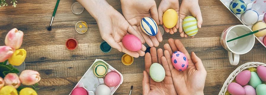 As dicas são colocadas dentro de ovos de Páscoa de plástico