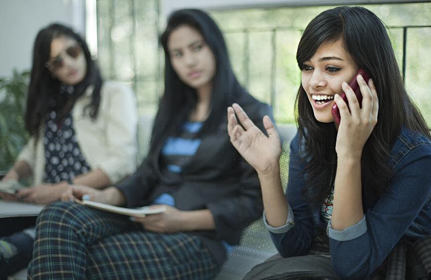 Exceto as duas pessoas envolvidas na conversa tranquila