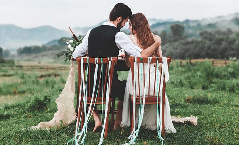 Não é tradicional os casais que fogem para se inscrever para receber presentes de casamento