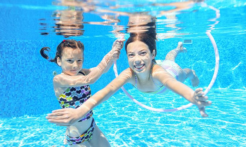 Atividades na piscina podem ser divertidos para grupos de adolescentes em eventos juvenis