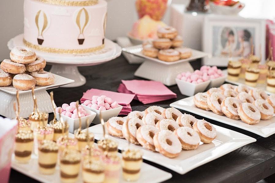 Você vai querer escolher seus recipientes de buffet de doces para fazer a exibição mais ideal