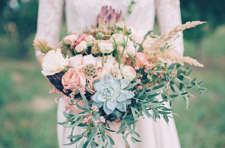 Escolher flores para casamento na época certa pode economizar muito dinheiro porque elas são mais facilmente