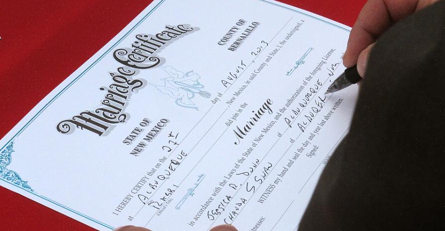 Você precisará de um documento de identidade atual com sua foto para obter a certidão de casamento no Novo