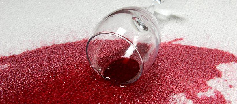 Como remover manchas de vinho tinto do tapete branco