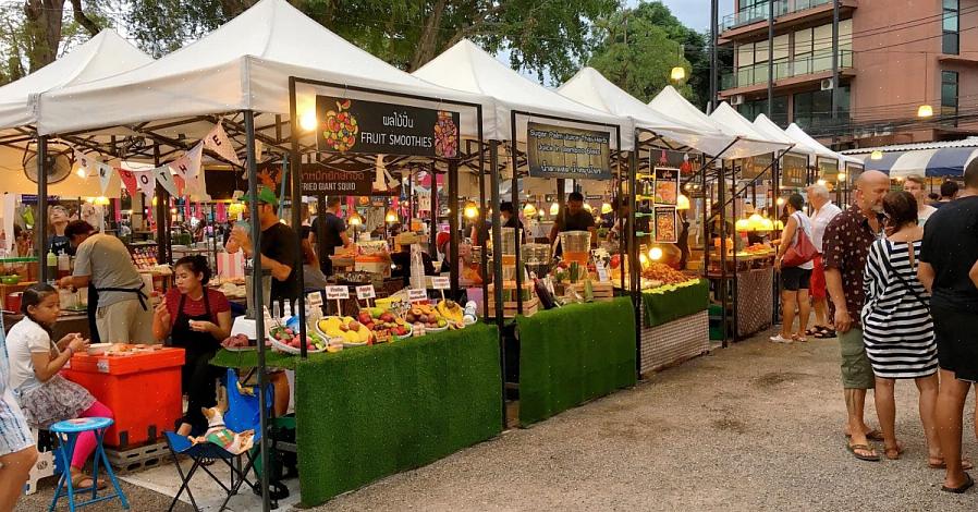 Compradores sérios do mercado de pulgas invadem os portões assim que eles se abrem