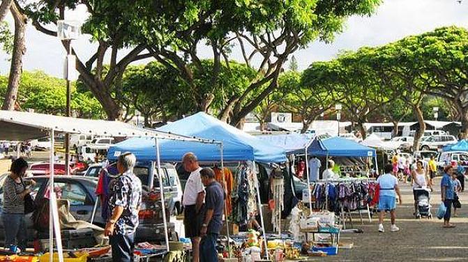 Considere vender roupas vintage em sua barraca de mercado de pulgas ou estande de exibição vintage