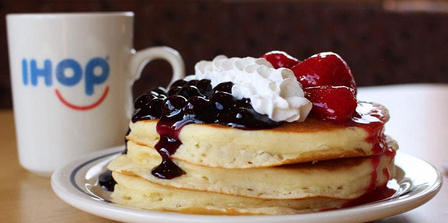 O IHOP está distribuindo pilhas gratuitas de panquecas vermelhas