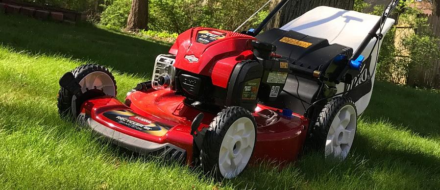 Os cortadores Toro SmartStow apresentam rodas traseiras maiores para uma utilização mais fácil em terrenos