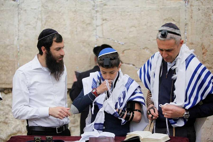 Uma lembrancinha típica é personalizada com o nome ou as iniciais do filho bar ou bat mitzvah