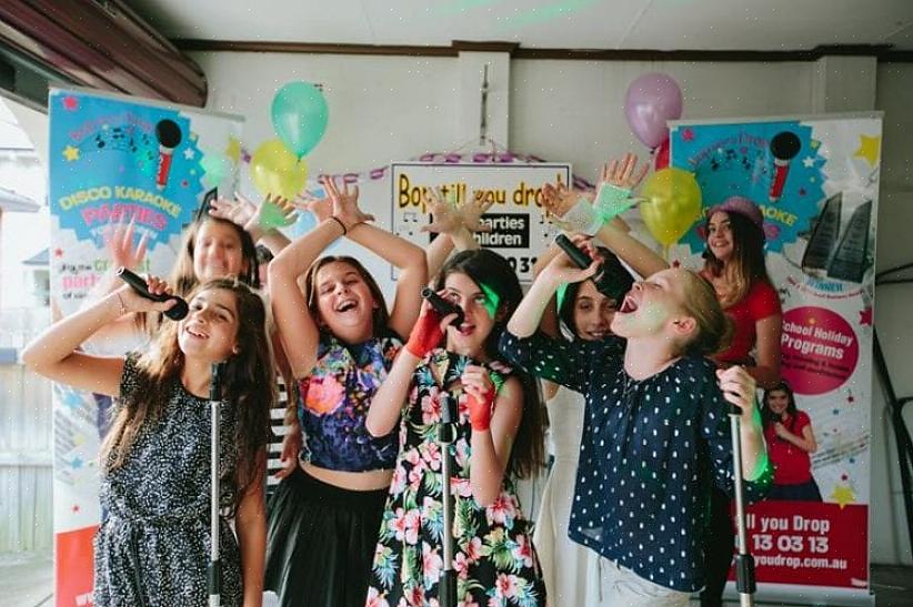 Os convidados da festa podem até assar seus cachorros-quentes para se divertir