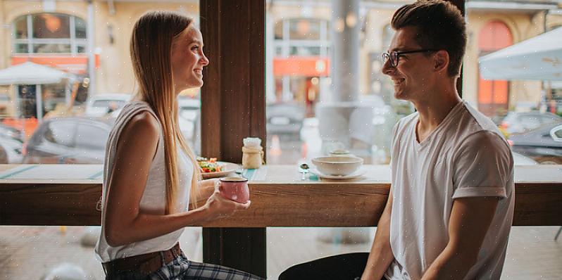 Começar uma conversa com alguém que você não conhece bem pode ser estranho