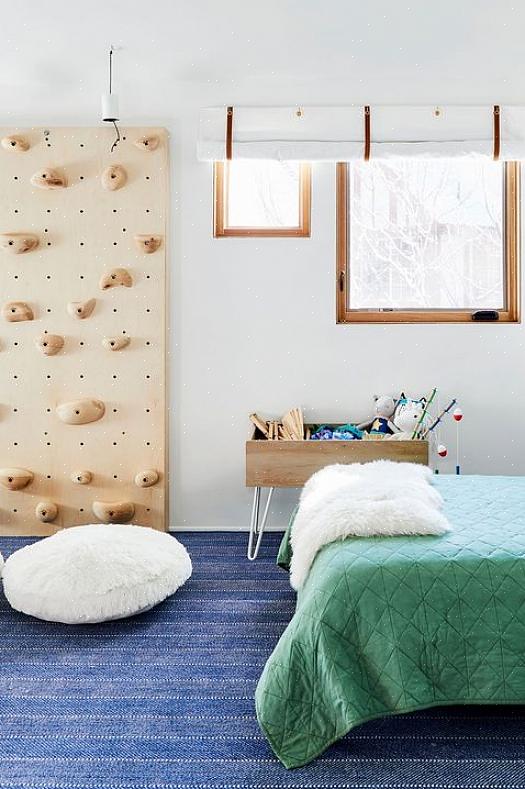 Este quarto moderno usa elementos simples de decoração com cores