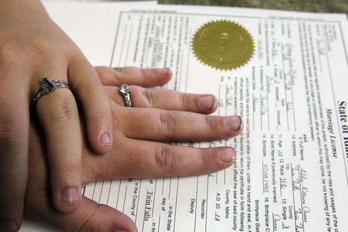 Deve primeiro solicitar uma licença de casamento no cartório local do seu County Recorder