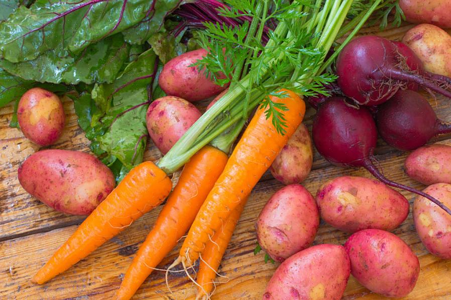 Guarde as verduras embrulhadas em uma toalha úmida ou papel toalha em um recipiente hermético