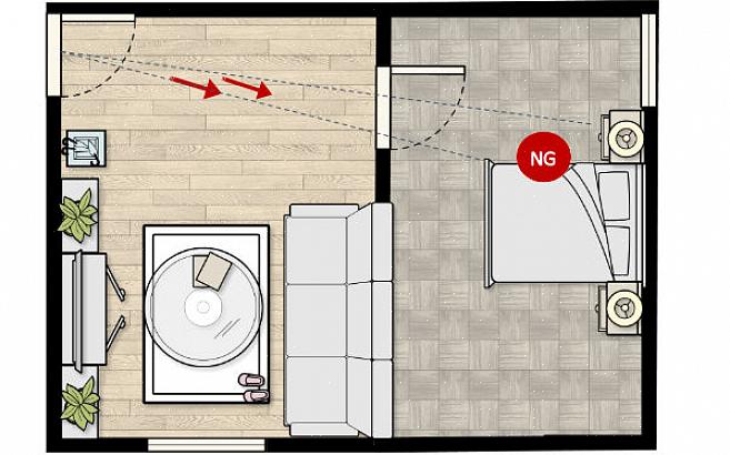 Uma cama perto da porta do quarto é considerada um mau feng shui porque as portas geralmente têm um forte