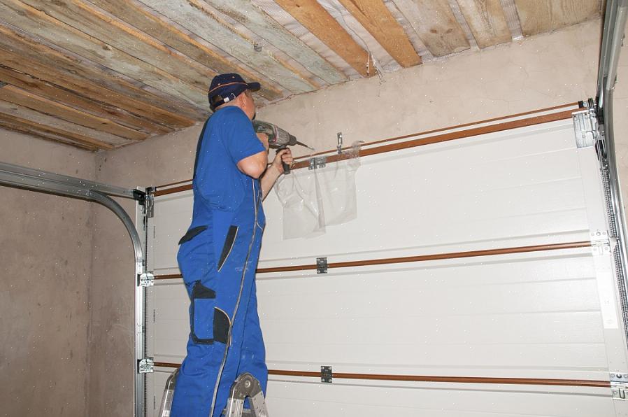 O teto da garagem sem isolar também a grande porta da garagem