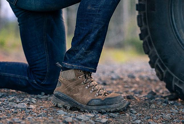 Limpe as botas com água e deixe-as secar ao ar