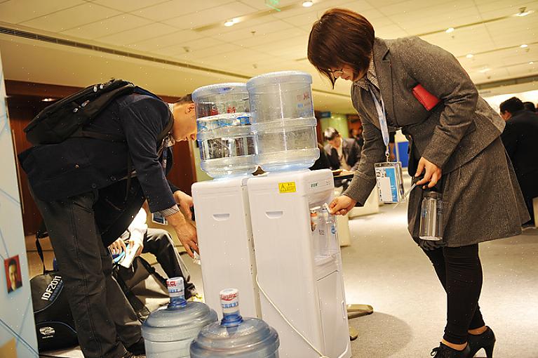 Um distribuidor de água não é necessariamente um refrigerador de água