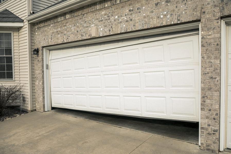 Um abridor elétrico de porta de garagem pode precisar trabalhar mais duro para levantar a porta