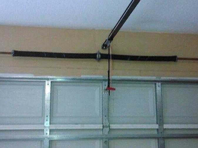 Uma porta de garagem pesada não deve levar mais do que 5 kg de força para ser levantada até a posição aberta