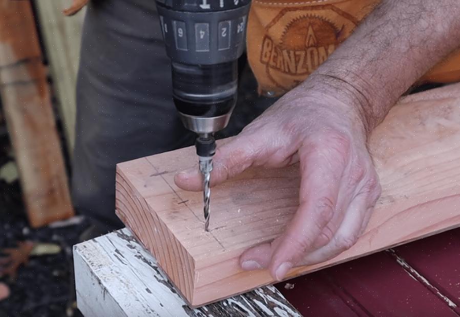 Uma furadeira é a melhor maneira de fazer um furo em ângulo