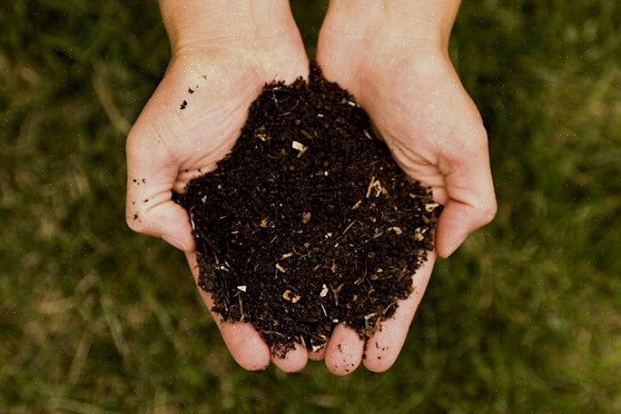 A compostagem verdadeiramente ativa envolve ser um tanto preciso com as camadas que você adiciona à pilha