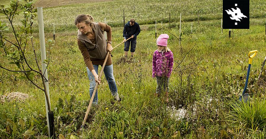 O cultivo da terra envolve a preparação do solo para plantações ou animais