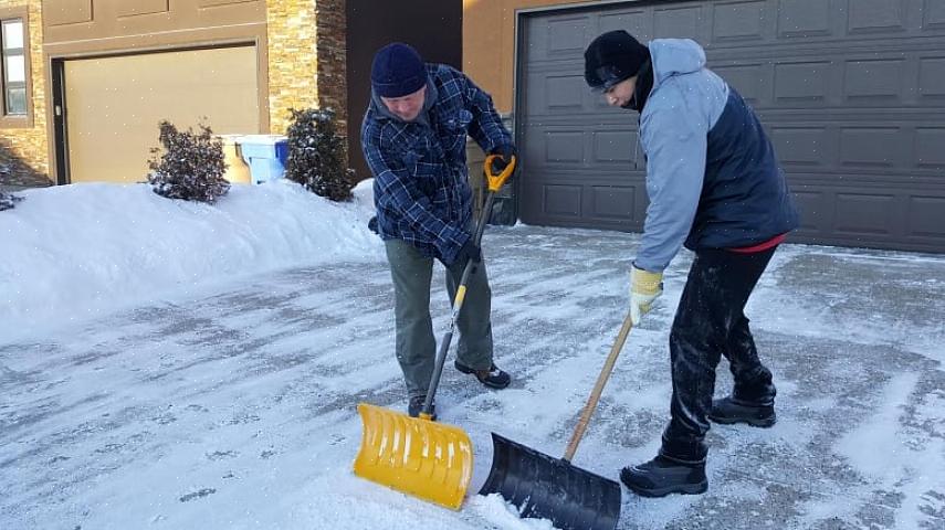 Qual é a melhor maneira de remover a neve com uma pá