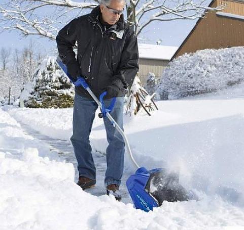 Também não se preocupe muito em tirar a neve onde a entrada de sua garagem cruza a estrada