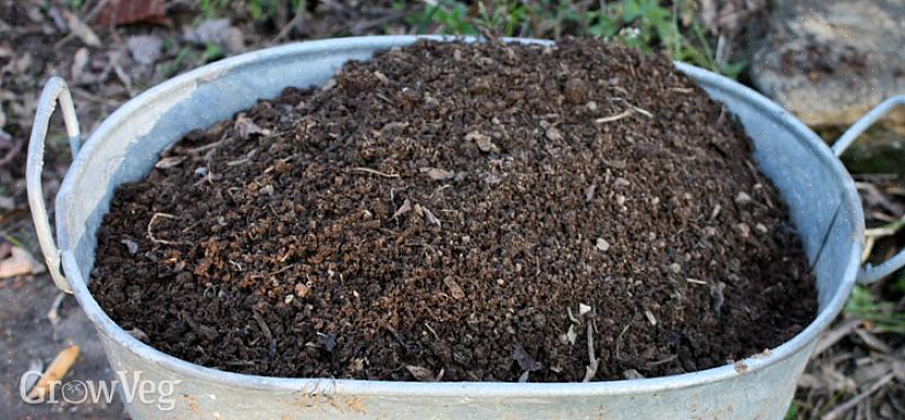 O termo "compostagem a quente" refere-se a um método no qual a atividade microbiana dentro da pilha