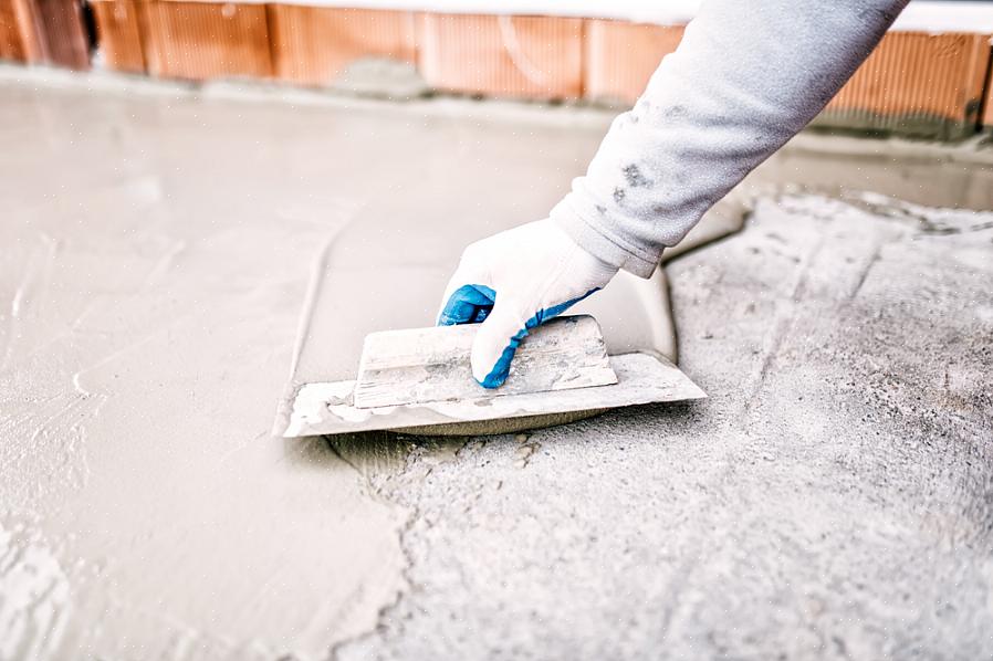 Revestir todo o pátio de concreto ou pintá-lo são duas opções para ocultar completamente o reparo