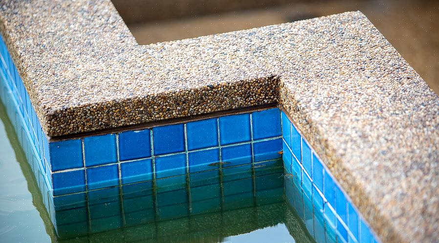 O material sujo que descoloriu a linha de água de uma piscina geralmente é escama ou mancha