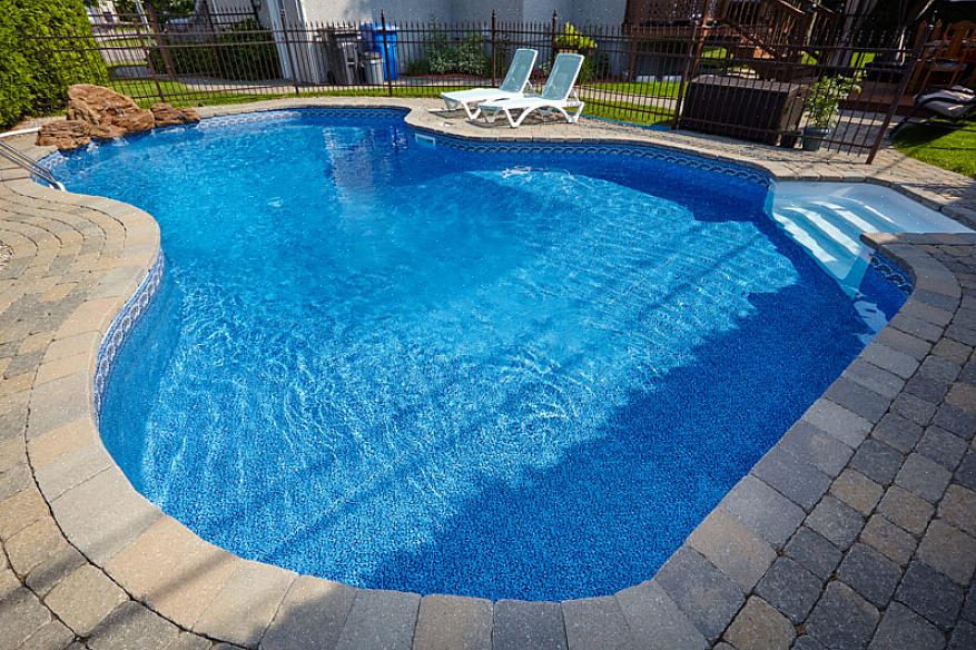 Tente cronometrar a remoção da cobertura da piscina para que outra pessoa possa ajudá-lo na tarefa