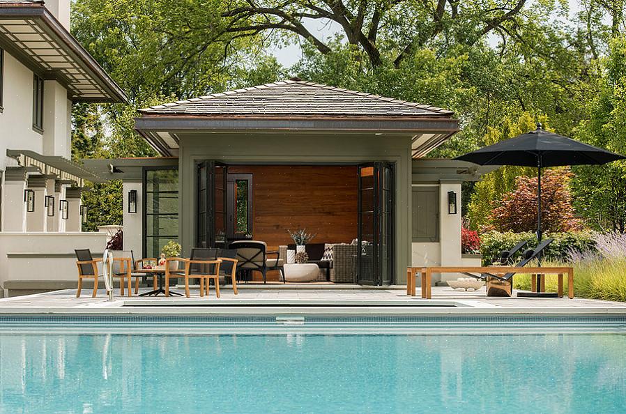 Muitas casas com piscina apresentam um pátio aberto na frente