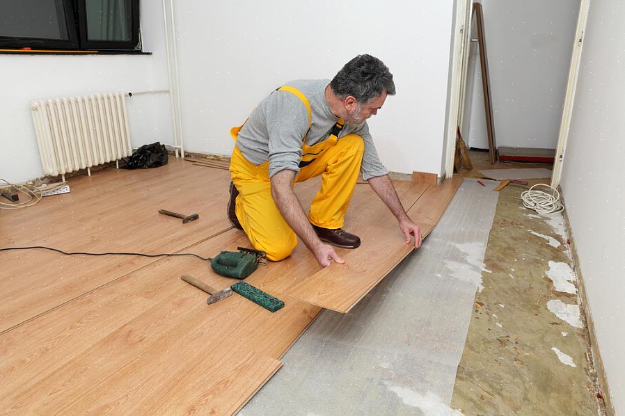 Um benefício de colocar o underlayment separado em oposição à instalação de piso laminado com underlayment