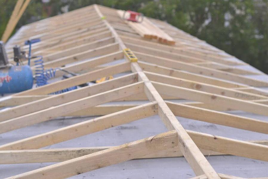 As casas móveis construídas antes de junho de 1976 geralmente têm telhados planos ou arqueados