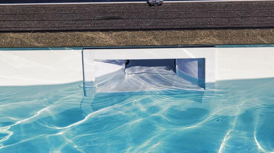 Desce para igualar o nível da água em uma piscina ou spa