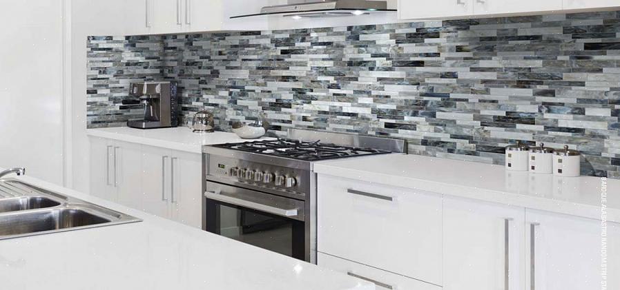 Substitua os azulejos de cerâmica gastos por um backsplash de azulejo de vidro reciclado luminoso